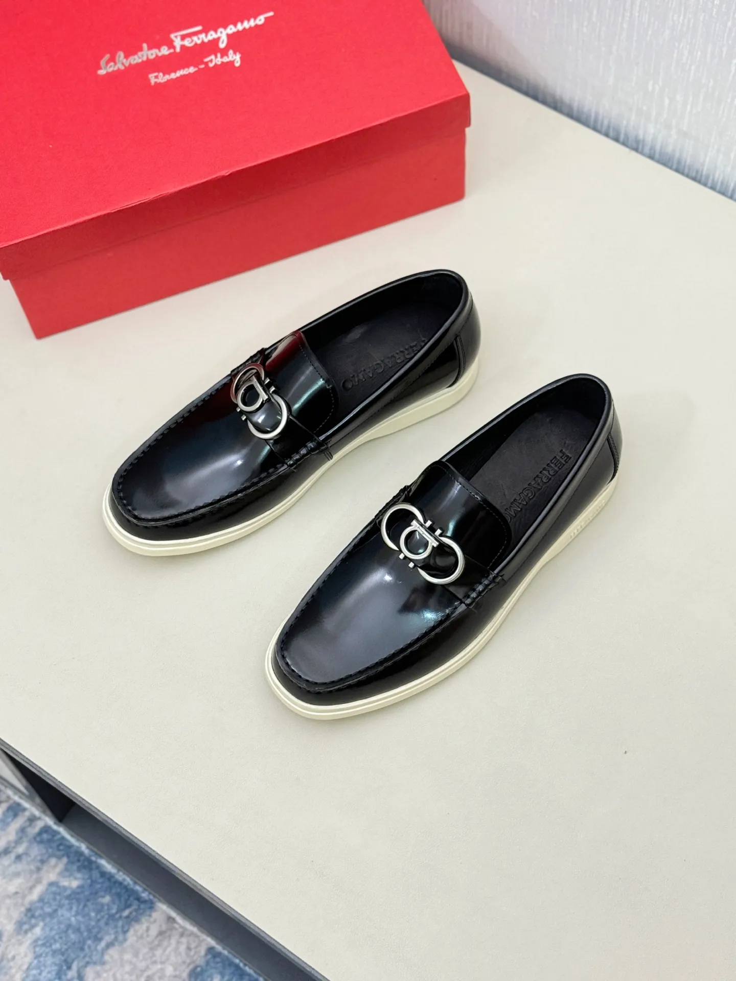 [Ferragamo] P: 580💰 Number of yards: 38~44 (45 orders are non-returnable) Ferragam's new men's driving shoes, the fabric is made of imported cowhide, with visible texture, heavy industrial stitching, dyed calfskin inside, standard logo cowhide feet, big-name experience, soft and comfortable on the feet, a men's favorite, special non-slip and wear-resistant rubber soles, easy to handle various occasions, with original box packaging!